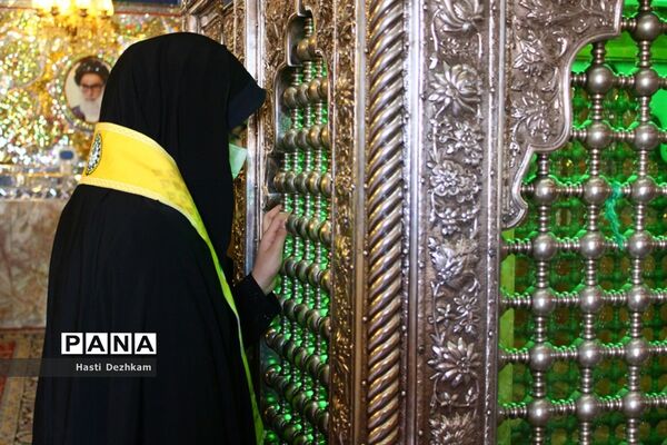 مراسم غبارروبی حرم مطهر حضرت شاهچراغ (ع) توسط دانش‌آموزان پیشتاز سازمان دانش‌آموزی