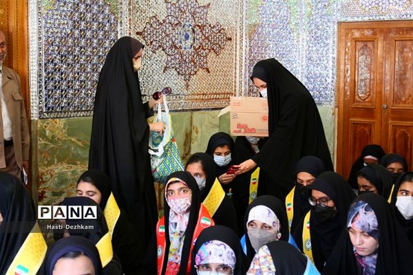 مراسم غبارروبی حرم مطهر حضرت شاهچراغ (ع) توسط دانش‌آموزان پیشتاز سازمان دانش‌آموزی