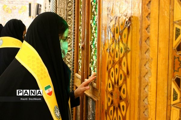 مراسم غبارروبی حرم مطهر حضرت شاهچراغ (ع) توسط دانش‌آموزان پیشتاز سازمان دانش‌آموزی