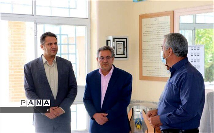 بازدید رئیس اداره استعدادهای درخشان استان کرمان از مدارس شهر بابک