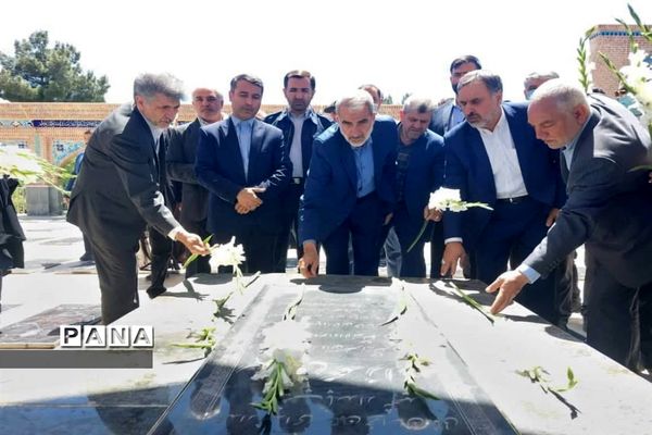 ادای احترام و آیین غبارروبی مزارشهدا در سفر استانی وزیر آموزش و‌ پرورش به خراسان شمالی