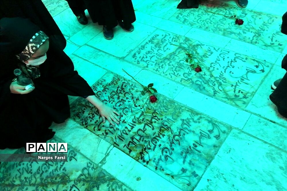 گلباران مزار شهدا با حضور دانش‌آموزان خبرنگار پانا در قم-1