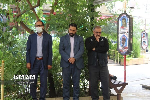 گلباران مزار شهدا با حضور دانش‌آموزان خبرنگار پانا در قم-1