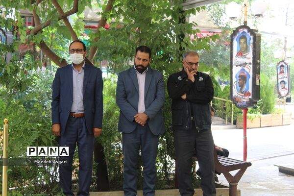گلباران مزار شهدا با حضور دانش‌آموزان خبرنگار پانا در قم-1