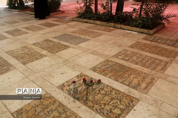 گلباران مزار شهدا با حضور دانش‌آموزان خبرنگار پانا در قم-2