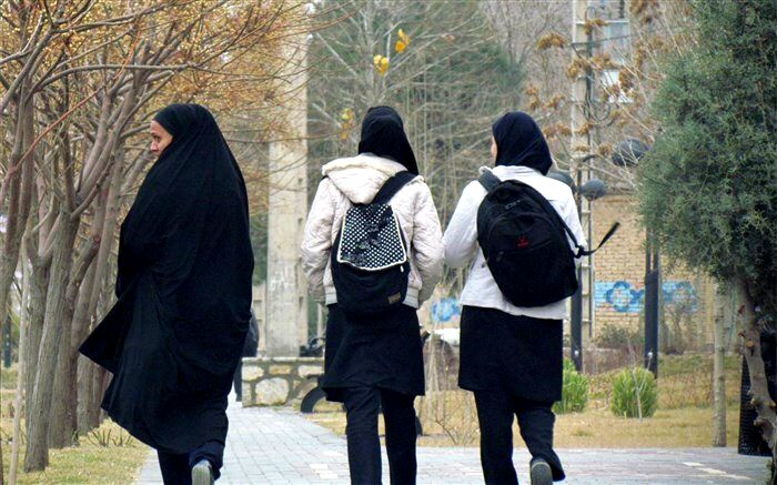 ویژگی‌های جامعه بر تربیت دختران موثر است
