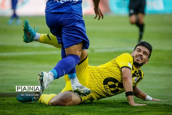 دیدار تیم‌های فوتبال استقلال و نفت مسجدسلیمان