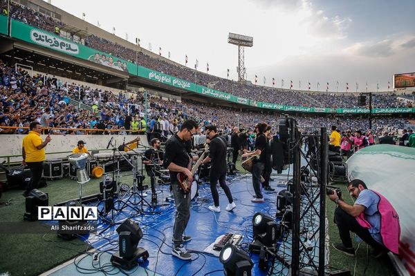 دیدار تیم‌های فوتبال استقلال و نفت مسجدسلیمان