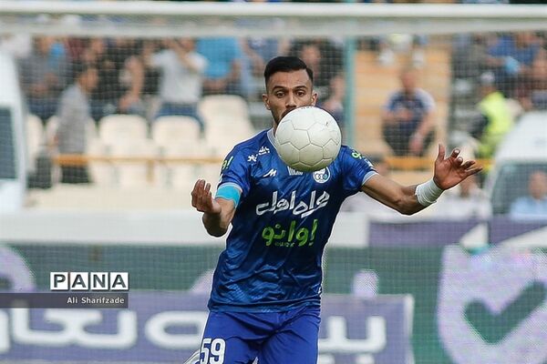 دیدار تیم‌های فوتبال استقلال و نفت مسجدسلیمان