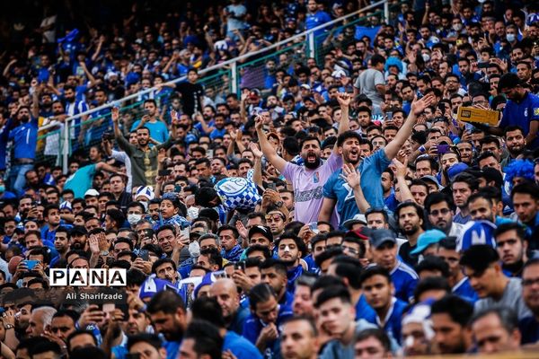 دیدار تیم‌های فوتبال استقلال و نفت مسجدسلیمان