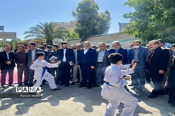 بازدید وزیر آموزش و پرورش و مدیرکل استان گلستان از صنایع دستی دانش‌آموزی