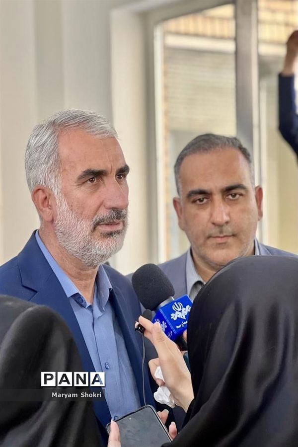 بازدید وزیر آموزش و پرورش و مدیرکل استان گلستان از صنایع دستی دانش‌آموزی