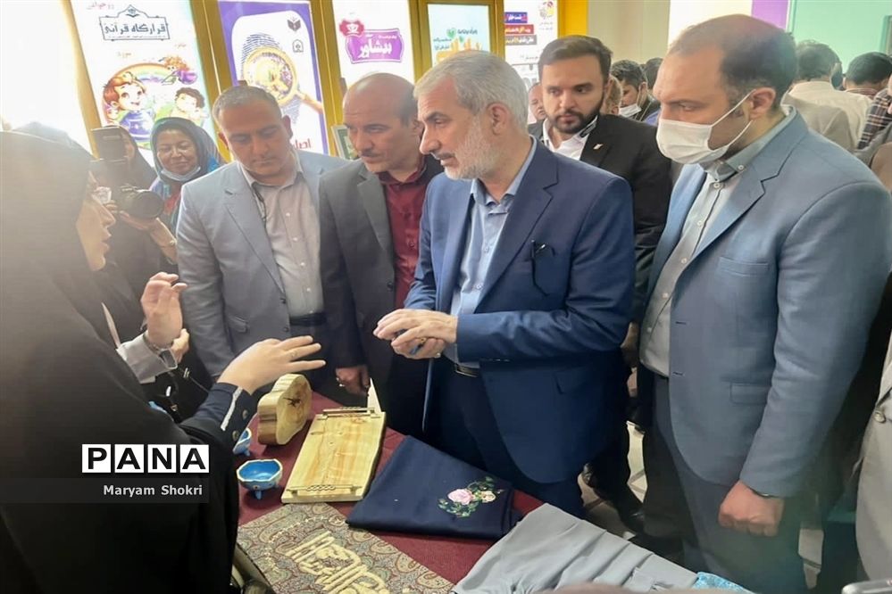 بازدید وزیر آموزش و پرورش و مدیرکل استان گلستان از صنایع دستی دانش‌آموزی