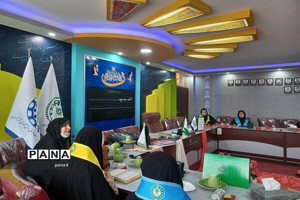 جلسه هم‌اندیشی اعضا مجلس دانش‌آموزی دختر به مناسبت تولد حضرت معصومه (س)