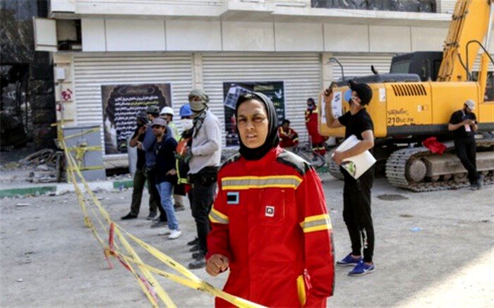 حضور قهرمان ووشوی ایران با لباس آتش‌نشانی در متروپل آبادان