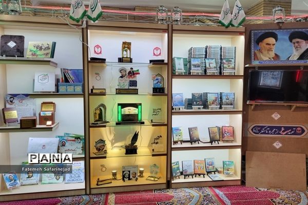 نمایشگاه «تعهد سرخ، از حجره تا سنگر» در قم-1