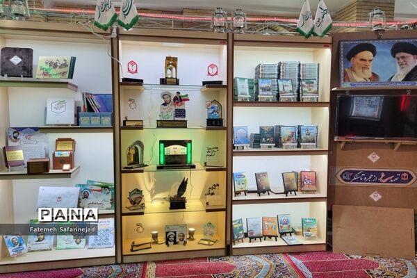 نمایشگاه «تعهد سرخ، از حجره تا سنگر» در قم-1