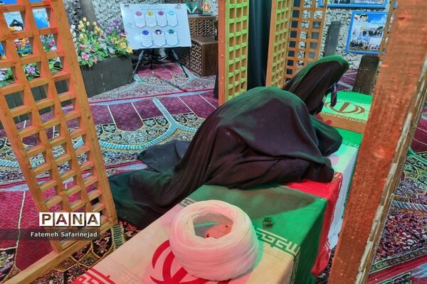 نمایشگاه «تعهد سرخ، از حجره تا سنگر» در قم-2