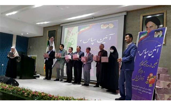 مدیر آموزگاران برتر نیشابور تجلیل شدند