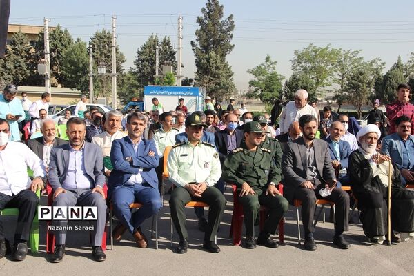 به اهتزاز درآمدن پرچم حرم امام مهربانی‌هادرشهرستان اسلامشهر