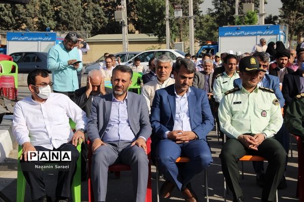 به اهتزاز درآمدن پرچم حرم امام مهربانی‌هادرشهرستان اسلامشهر