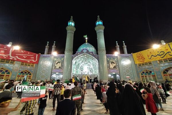 اجرای سرود سلام فرمانده توسط دانش‌آموزان دهه نودی در آران و بیدگل