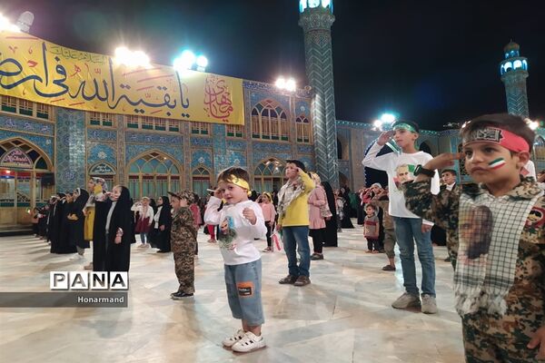 اجرای سرود سلام فرمانده توسط دانش‌آموزان دهه نودی در آران و بیدگل