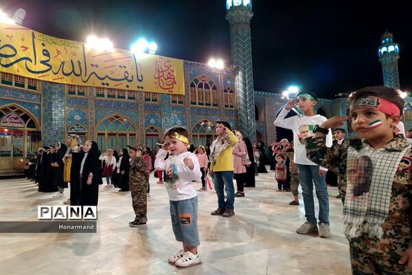 اجرای سرود سلام فرمانده توسط دانش‌آموزان دهه نودی در آران و بیدگل