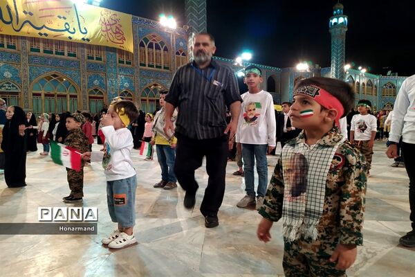 اجرای سرود سلام فرمانده توسط دانش‌آموزان دهه نودی در آران و بیدگل