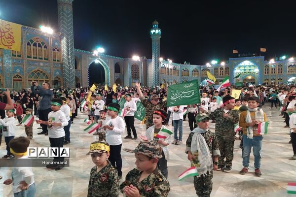 اجرای سرود سلام فرمانده توسط دانش‌آموزان دهه نودی در آران و بیدگل