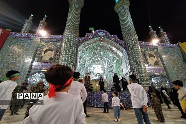 اجرای سرود سلام فرمانده توسط دانش‌آموزان دهه نودی در آران و بیدگل