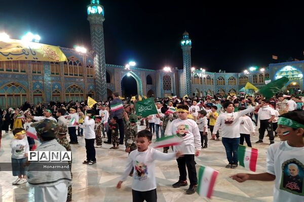 اجرای سرود سلام فرمانده توسط دانش‌آموزان دهه نودی در آران و بیدگل