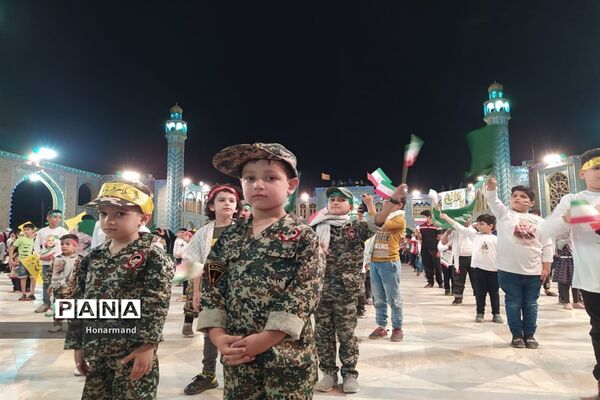 اجرای سرود سلام فرمانده توسط دانش‌آموزان دهه نودی در آران و بیدگل