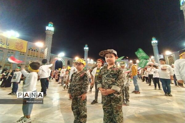 اجرای سرود سلام فرمانده توسط دانش‌آموزان دهه نودی در آران و بیدگل