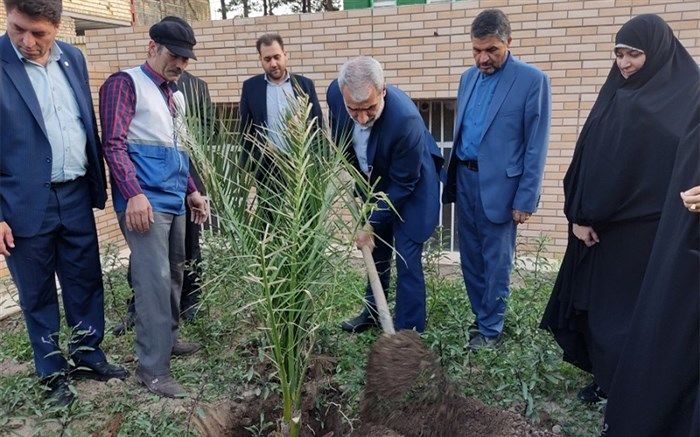 کاشت نهال «دختران ایران قوی» با حضور وزیر آموزش و پرورش در قم