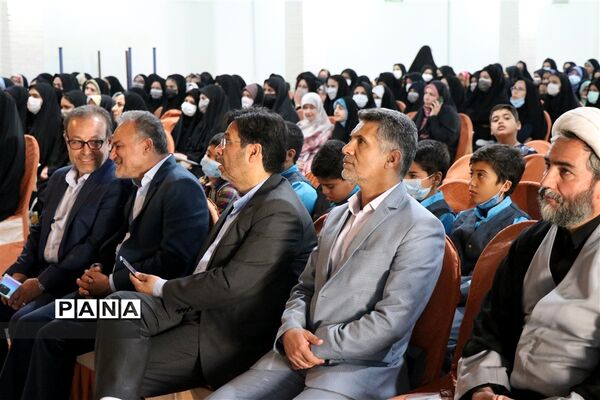 تجلیل از دانش‌آموزان برگزیده  مسابقات فرهنگی هنری، قرآنی، ورزشی و پویش‌های سازمان دانش‌آموزی  ابرکوه