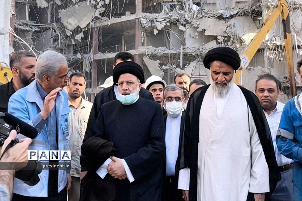 حضور رئیس‌جمهوری در محل حادثه متروپل آبادان و دیدار با خانواده جانباختگان