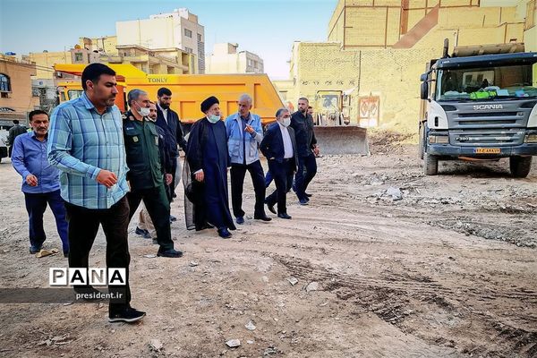 حضور رئیس‌جمهوری در محل حادثه متروپل آبادان و دیدار با خانواده جانباختگان