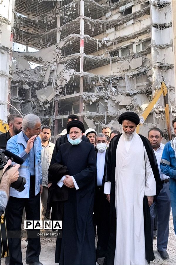 حضور رئیس‌جمهوری در محل حادثه متروپل آبادان و دیدار با خانواده جانباختگان