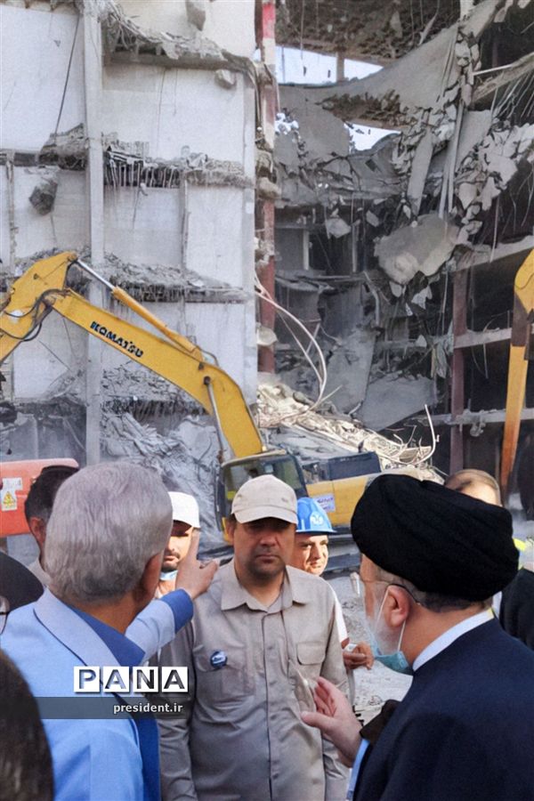 حضور رئیس‌جمهوری در محل حادثه متروپل آبادان و دیدار با خانواده جانباختگان