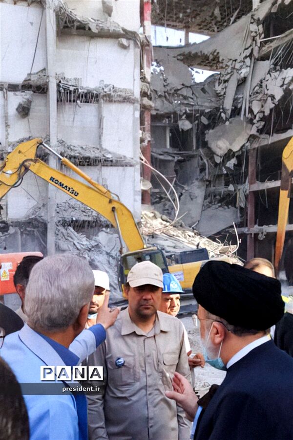 حضور رئیس‌جمهوری در محل حادثه متروپل آبادان و دیدار با خانواده جانباختگان