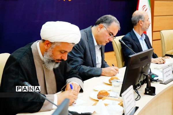 جلسه مشترک مدیران صنعت آب و برق استان زنجان با حضور وزیر نیرو