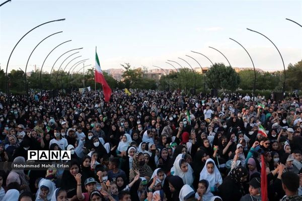 طنین سرود سلام فرمانده در آباده