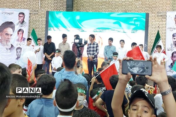 اجرای سرود سلام فرمانده در ورزشگاه ۳٠٠٠ نفری شهرستان قرچک