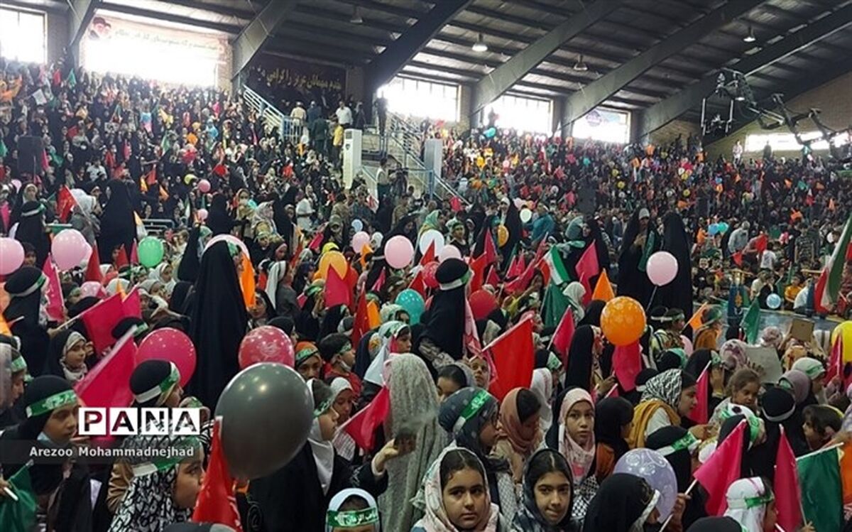 دانش‌آموزان دهه نودی با سرود سلام فرمانده گل کاشتند و دل رهبر را شاد کردند/فیلم