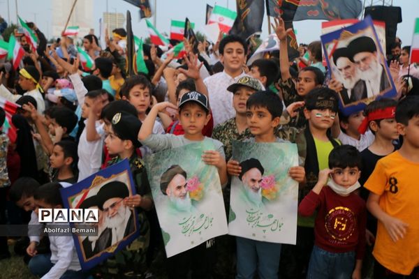 همخوانی سرود سلام فرمانده در میدان مرجعیت قم