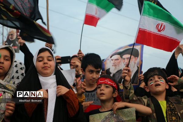 همخوانی سرود سلام فرمانده در میدان مرجعیت قم