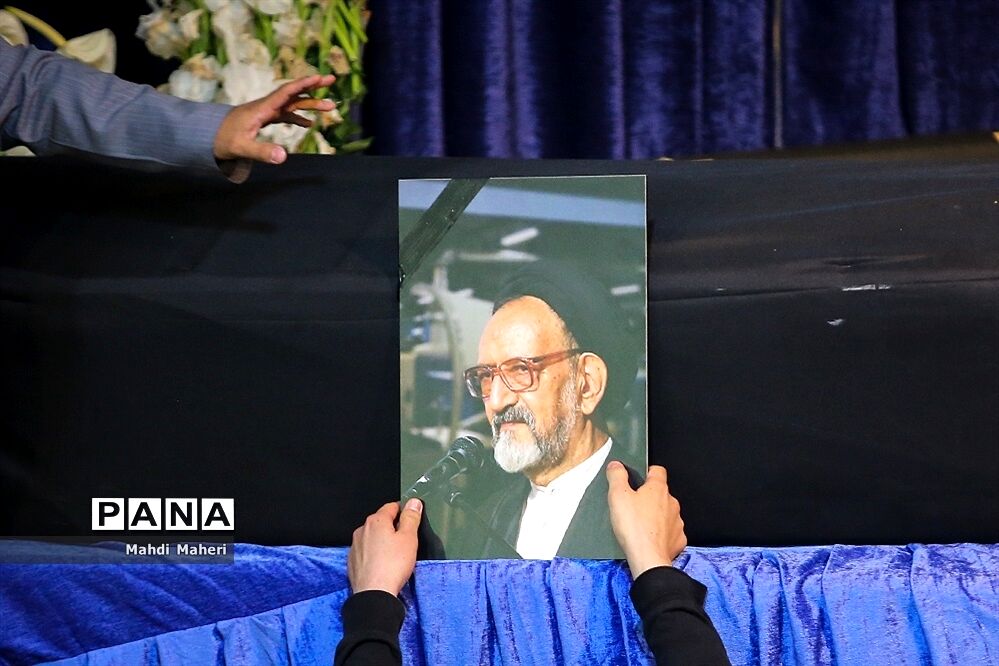 مراسم وداع با پیکر سید محمود دعایی در حسینیه جماران