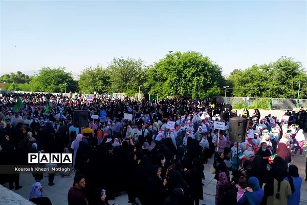 اجرای سرود سلام فرمانده در امامزاده سید‌حسین (ع) شهرستان کازرون