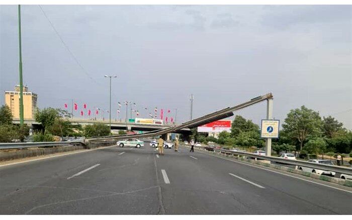 سقوط تابلو مسیرنما روی خودروهای عبوری در پایتخت